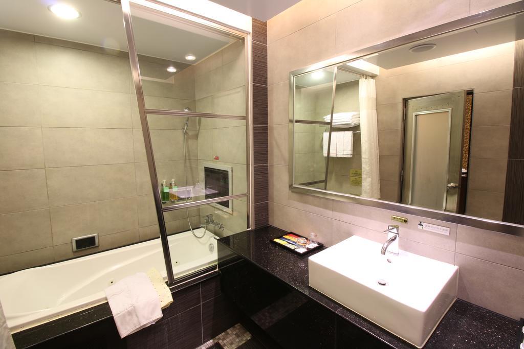 R7 Hotel Kaohsiung Exterior photo